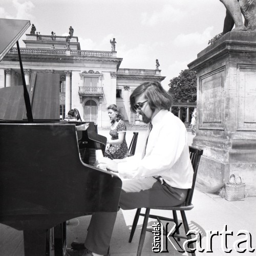 1973, Warszawa, Polska.
Koncert na 12 fortepianów marki 