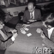 1978, Polska.
Polscy brydżyści, zdobywcy 1 miejsca na V Mistrzostwach Świata w Brydżu Sportowym w Nowym Orleanie, n/z od lewej: Andrzej Wilkosz, Marian Frenkiel, Janusz Połeć.
Fot. Irena Jarosińska, zbiory Ośrodka KARTA