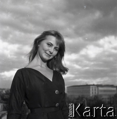 1958, Warszawa, Polska.
Państwowa Szkoła Baletowa, n/z jedna z uczennic podczas sesji zdjęciowej na dachu szkoły.
Fot. Irena Jarosińska, zbiory Ośrodka KARTA