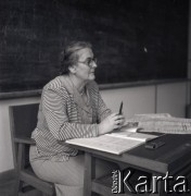 1958, Warszawa, Polska.
Państwowa Szkoła Baletowa, n/z nauczycielka podczas lekcji.
Fot. Irena Jarosińska, zbiory Ośrodka KARTA