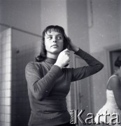 1958, Warszawa, Polska.
Państwowa Szkoła Baletowa, n/z jedna z uczennic.
Fot. Irena Jarosińska, zbiory Ośrodka KARTA