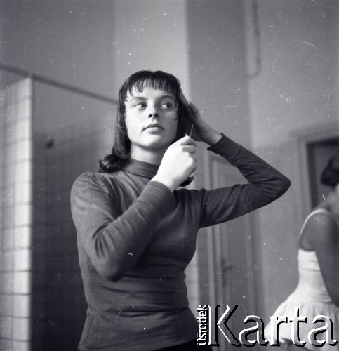 1958, Warszawa, Polska.
Państwowa Szkoła Baletowa, n/z jedna z uczennic.
Fot. Irena Jarosińska, zbiory Ośrodka KARTA