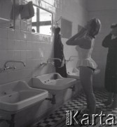 1958, Warszawa, Polska.
Państwowa Szkoła Baletowa, n/z uczennice w łazience.
Fot. Irena Jarosińska, zbiory Ośrodka KARTA