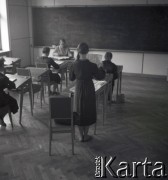 1958, Warszawa, Polska.
Państwowa Szkoła Baletowa, n/z lekcja.
Fot. Irena Jarosińska, zbiory Ośrodka KARTA
