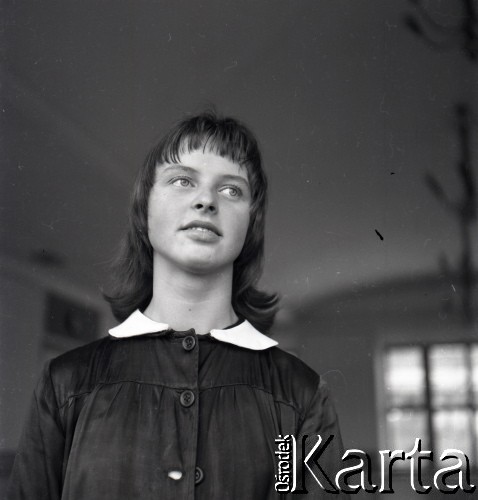 1958, Warszawa, Polska.
Państwowa Szkoła Baletowa, n/z jedna z uczennic.
Fot. Irena Jarosińska, zbiory Ośrodka KARTA