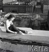 1958, Warszawa, Polska.
Państwowa Szkoła Baletowa, n/z jedna z uczennic podczas sesji zdjęciowej na dachu szkoły.
Fot. Irena Jarosińska, zbiory Ośrodka KARTA