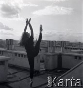 1958, Warszawa, Polska.
Państwowa Szkoła Baletowa, n/z jedna z uczennic podczas sesji zdjęciowej na dachu szkoły.
Fot. Irena Jarosińska, zbiory Ośrodka KARTA
