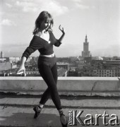 1958, Warszawa, Polska.
Państwowa Szkoła Baletowa, n/z jedna z uczennic podczas sesji zdjęciowej na dachu szkoły.
Fot. Irena Jarosińska, zbiory Ośrodka KARTA