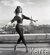 1958, Warszawa, Polska.
Państwowa Szkoła Baletowa, n/z jedna z uczennic podczas sesji zdjęciowej na dachu szkoły.
Fot. Irena Jarosińska, zbiory Ośrodka KARTA