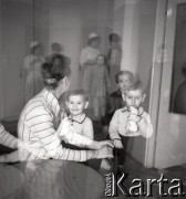 Lata 50., miejsce nieznane, Polska.
Przychodnia stomatologiczna dla dzieci, n/z poczekalnia.
Fot. Irena Jarosińska, zbiory Ośrodka KARTA