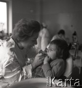 Lata 50., miejsce nieznane, Polska.
Przychodnia stomatologiczna dla dzieci. 
Fot. Irena Jarosińska, zbiory Ośrodka KARTA