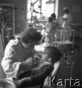 Lata 50., miejsce nieznane, Polska.
Przychodnia stomatologiczna dla dzieci. 
Fot. Irena Jarosińska, zbiory Ośrodka KARTA
