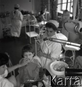 Lata 50., miejsce nieznane, Polska.
Przychodnia stomatologiczna dla dzieci. 
Fot. Irena Jarosińska, zbiory Ośrodka KARTA