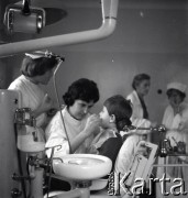 Lata 50., miejsce nieznane, Polska.
Przychodnia stomatologiczna dla dzieci. 
Fot. Irena Jarosińska, zbiory Ośrodka KARTA