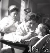 Lata 50., miejsce nieznane, Polska.
Przychodnia stomatologiczna dla dzieci. 
Fot. Irena Jarosińska, zbiory Ośrodka KARTA