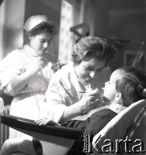Lata 50., miejsce nieznane, Polska.
Przychodnia stomatologiczna dla dzieci. 
Fot. Irena Jarosińska, zbiory Ośrodka KARTA
