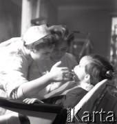 Lata 50., miejsce nieznane, Polska.
Przychodnia stomatologiczna dla dzieci. 
Fot. Irena Jarosińska, zbiory Ośrodka KARTA