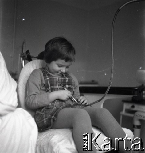 Lata 50., miejsce nieznane, Polska.
Przychodnia stomatologiczna dla dzieci. 
Fot. Irena Jarosińska, zbiory Ośrodka KARTA