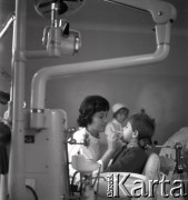 Lata 50., miejsce nieznane, Polska.
Przychodnia stomatologiczna dla dzieci. 
Fot. Irena Jarosińska, zbiory Ośrodka KARTA
