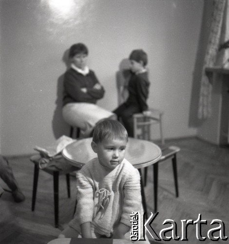 Lata 50., miejsce nieznane, Polska.
Przychodnia stomatologiczna dla dzieci, n/z poczekalnia.
Fot. Irena Jarosińska, zbiory Ośrodka KARTA