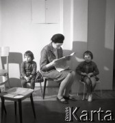 Lata 50., miejsce nieznane, Polska.
Przychodnia stomatologiczna dla dzieci, n/z poczekalnia.
Fot. Irena Jarosińska, zbiory Ośrodka KARTA