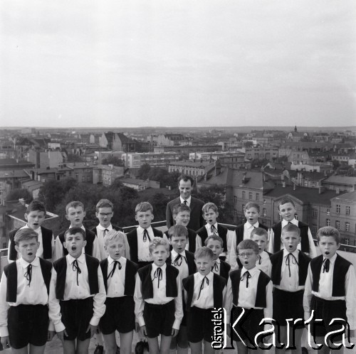 10-16.09.1966, Bydgoszcz, Polska.
I Międzynarodowy Festiwal i Kongres „Musica Antiqua Europae Orientalis”, n/z Chór Chłopięco-Męski Państwowej Filharmonii w Poznaniu (Chór Stuligrosza, Poznańskie Słowiki), w głębi Stefan Stuligrosz.
Fot. Irena Jarosińska, zbiory Ośrodka KARTA