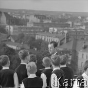 10-16.09.1966, Bydgoszcz, Polska.
I Międzynarodowy Festiwal i Kongres „Musica Antiqua Europae Orientalis”, n/z Chór Chłopięco-Męski Państwowej Filharmonii w Poznaniu (Chór Stuligrosza, Poznańskie Słowiki), w głębi Stefan Stuligrosz.
Fot. Irena Jarosińska, zbiory Ośrodka KARTA