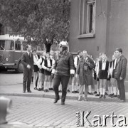 10-16.09.1966, Bydgoszcz, Polska.
I Międzynarodowy Festiwal i Kongres „Musica Antiqua Europae Orientalis”, n/z Chór Chłopięco-Męski Państwowej Filharmonii w Poznaniu (Chór Stuligrosza, Poznańskie Słowiki) na ulicy miasta, w głębi z lewej Stefan Stuligrosz.
Fot. Irena Jarosińska, zbiory Ośrodka KARTA