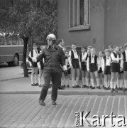 10-16.09.1966, Bydgoszcz, Polska.
I Międzynarodowy Festiwal i Kongres „Musica Antiqua Europae Orientalis”, n/z Chór Chłopięco-Męski Państwowej Filharmonii w Poznaniu (Chór Stuligrosza, Poznańskie Słowiki) na ulicy miasta, w głębi za milicjantem Stefan Stuligrosz.
Fot. Irena Jarosińska, zbiory Ośrodka KARTA
