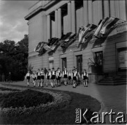 10-16.09.1966, Bydgoszcz, Polska.
I Międzynarodowy Festiwal i Kongres „Musica Antiqua Europae Orientalis”, n/z Chór Chłopięco-Męski Państwowej Filharmonii w Poznaniu (Chór Stuligrosza, Poznańskie Słowiki) przed gmachem Filharmonii Pomorskiej.
Fot. Irena Jarosińska, zbiory Ośrodka KARTA