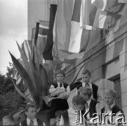 10-16.09.1966, Bydgoszcz, Polska.
I Międzynarodowy Festiwal i Kongres „Musica Antiqua Europae Orientalis”, n/z Chór Chłopięco-Męski Państwowej Filharmonii w Poznaniu (Chór Stuligrosza, Poznańskie Słowiki) przed gmachem Filharmonii Pomorskiej.
Fot. Irena Jarosińska, zbiory Ośrodka KARTA