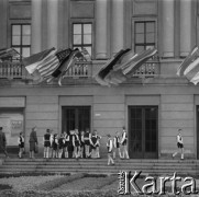 10-16.09.1966, Bydgoszcz, Polska.
I Międzynarodowy Festiwal i Kongres „Musica Antiqua Europae Orientalis”, n/z Chór Chłopięco-Męski Państwowej Filharmonii w Poznaniu (Chór Stuligrosza, Poznańskie Słowiki) przed gmachem Filharmonii Pomorskiej.
Fot. Irena Jarosińska, zbiory Ośrodka KARTA