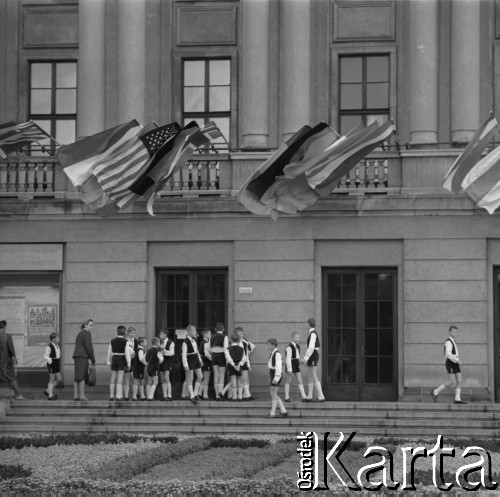 10-16.09.1966, Bydgoszcz, Polska.
I Międzynarodowy Festiwal i Kongres „Musica Antiqua Europae Orientalis”, n/z Chór Chłopięco-Męski Państwowej Filharmonii w Poznaniu (Chór Stuligrosza, Poznańskie Słowiki) przed gmachem Filharmonii Pomorskiej.
Fot. Irena Jarosińska, zbiory Ośrodka KARTA