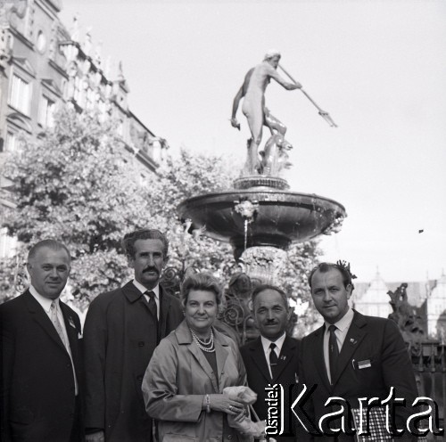 09.1974, Gdańsk, Polska.
XIX Międzynarodowy Kongres Ogrodniczy w Instytucie Sadownictwa, n/z uczestnicy kongresu zwiedzają gdańską Starówkę.
Fot. Irena Jarosińska, zbiory Ośrodka KARTA