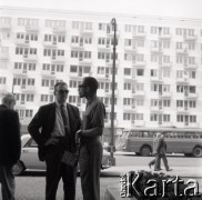 29-30.07.1961, Warszawa, Polska.
Lekkoatleci amerykańscy przybyli do Polski na mecz lekkoatletyczny Polska-USA, n/z przed Grand Hotelem, ulica Krucza.
Fot. Irena Jarosińska, zbiory Ośrodka KARTA