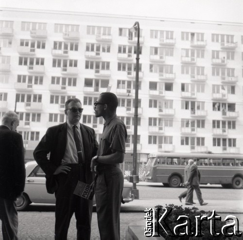 29-30.07.1961, Warszawa, Polska.
Lekkoatleci amerykańscy przybyli do Polski na mecz lekkoatletyczny Polska-USA, n/z przed Grand Hotelem, ulica Krucza.
Fot. Irena Jarosińska, zbiory Ośrodka KARTA