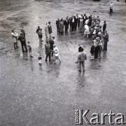 29-30.07.1961, Warszawa, Polska.
Lekkoatleci amerykańscy przybyli do Polski na mecz lekkoatletyczny Polska-USA, n/z podczas spaceru na Rynku Starego Miasta.
Fot. Irena Jarosińska, zbiory Ośrodka KARTA