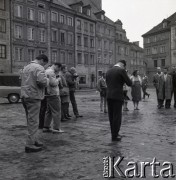 29-30.07.1961, Warszawa, Polska.
Lekkoatleci amerykańscy przybyli do Polski na mecz lekkoatletyczny Polska-USA, n/z podczas spaceru na Rynku Starego Miasta, na pierwszym planie fotoreporterzy.
Fot. Irena Jarosińska, zbiory Ośrodka KARTA