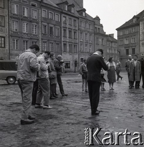 29-30.07.1961, Warszawa, Polska.
Lekkoatleci amerykańscy przybyli do Polski na mecz lekkoatletyczny Polska-USA, n/z podczas spaceru na Rynku Starego Miasta, na pierwszym planie fotoreporterzy.
Fot. Irena Jarosińska, zbiory Ośrodka KARTA