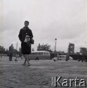 29-30.07.1961, Warszawa, Polska.
Lekkoatleci amerykańscy przybyli do Polski na mecz lekkoatletyczny Polska-USA, n/z lekkoatletka amerykańska na Placu Zamkowym, w tle ruiny Zamku Królewskiego.
Fot. Irena Jarosińska, zbiory Ośrodka KARTA