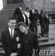 29-30.07.1961, Warszawa, Polska.
Lekkoatleci amerykańscy przybyli do Polski na mecz lekkoatletyczny Polska-USA, n/z podczas spaceru na Placu Zamkowym.
Fot. Irena Jarosińska, zbiory Ośrodka KARTA