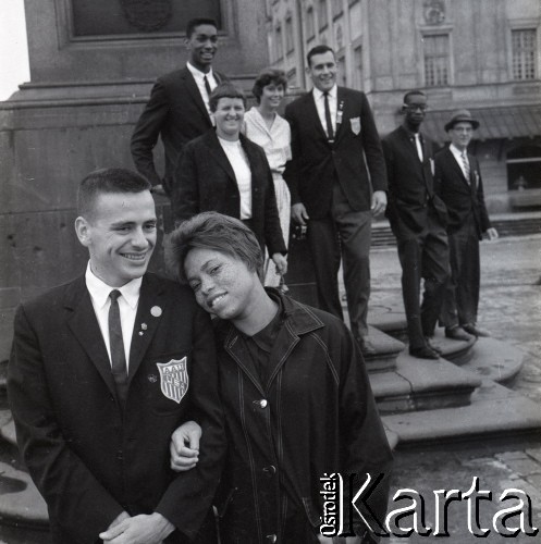 29-30.07.1961, Warszawa, Polska.
Lekkoatleci amerykańscy przybyli do Polski na mecz lekkoatletyczny Polska-USA, n/z podczas spaceru na Placu Zamkowym.
Fot. Irena Jarosińska, zbiory Ośrodka KARTA