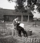 1961, Nużewo, Polska.
Ireneusz Paliński, mistrz olimpijski w podnoszeniu ciężarów, w rodzinnym domu.
Fot. Irena Jarosińska, zbiory Ośrodka KARTA