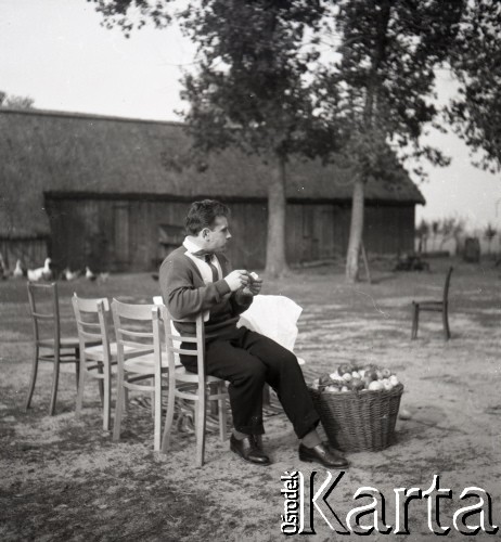 1961, Nużewo, Polska.
Ireneusz Paliński, mistrz olimpijski w podnoszeniu ciężarów, w rodzinnym domu.
Fot. Irena Jarosińska, zbiory Ośrodka KARTA