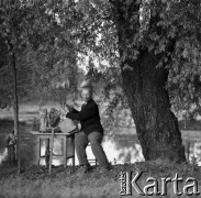 1970, Stara Wieś, woj. lubelskie, Polska.
Rzeźbiarz ludowy Feliks Dutkiewicz.
Fot. Irena Jarosińska, zbiory Ośrodka KARTA
