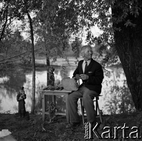 1970, Stara Wieś, woj. lubelskie, Polska.
Rzeźbiarz ludowy Feliks Dutkiewicz.
Fot. Irena Jarosińska, zbiory Ośrodka KARTA