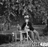 1970, Stara Wieś, woj. lubelskie, Polska.
Rzeźbiarz ludowy Feliks Dutkiewicz.
Fot. Irena Jarosińska, zbiory Ośrodka KARTA