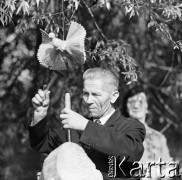 1970, Stara Wieś, woj. lubelskie, Polska.
Rzeźbiarz ludowy Feliks Dutkiewicz.
Fot. Irena Jarosińska, zbiory Ośrodka KARTA