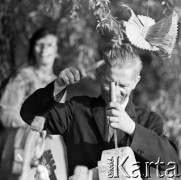 1970, Stara Wieś, woj. lubelskie, Polska.
Rzeźbiarz ludowy Feliks Dutkiewicz.
Fot. Irena Jarosińska, zbiory Ośrodka KARTA