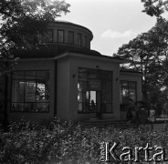 1959, Nałęczów, Polska.
Pijalnia wód mineralnych.
Fot. Irena Jarosińska, zbiory Fundacji Ośrodka KARTA